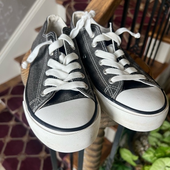 Sneakers ladies lace up gray. Very clean excellent condition. - Picture 5 of 8